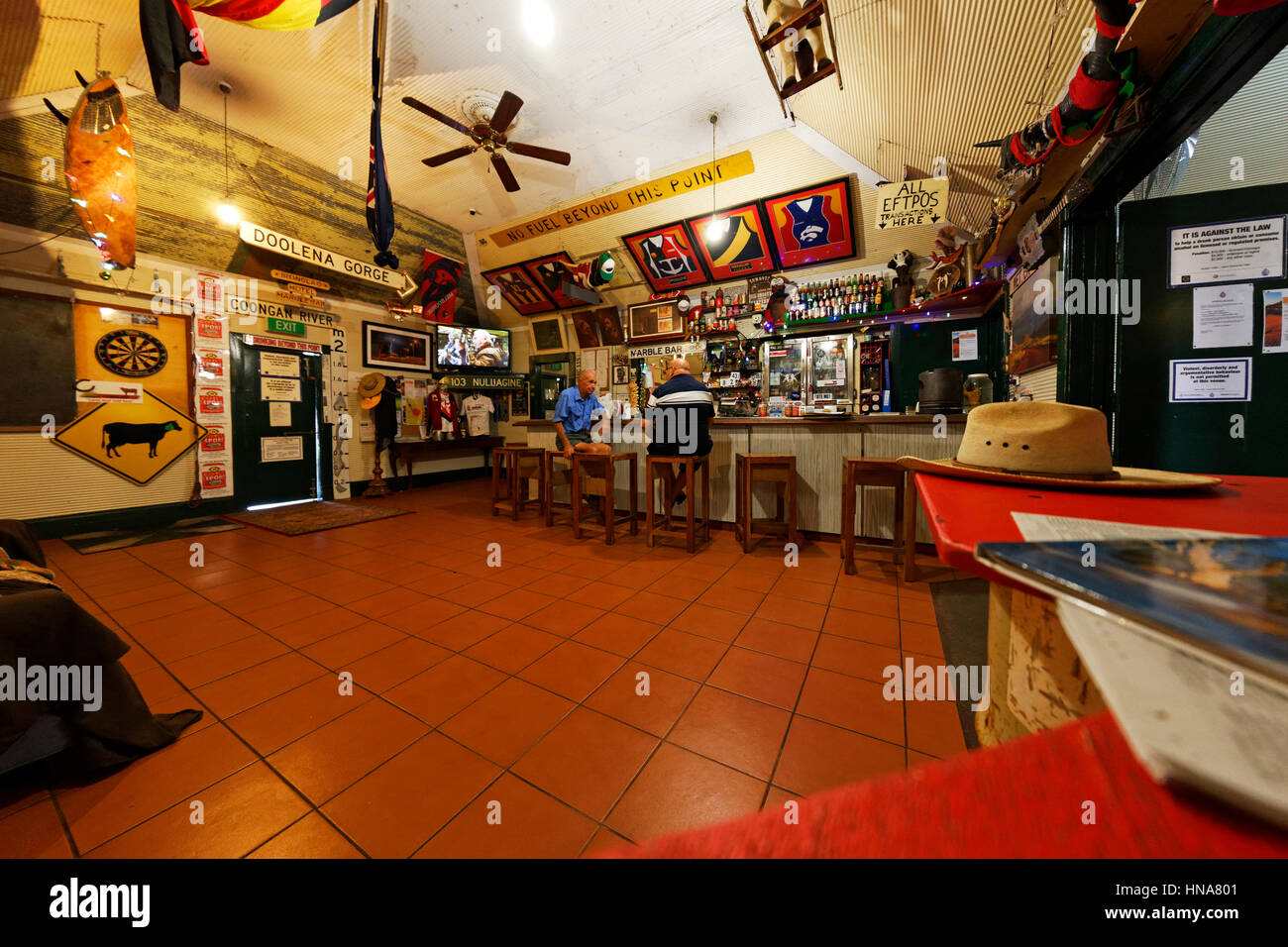 À l'intérieur de l'hôtel de fer vêtu, en Bar, Pilbara, Australie occidentale. Banque D'Images