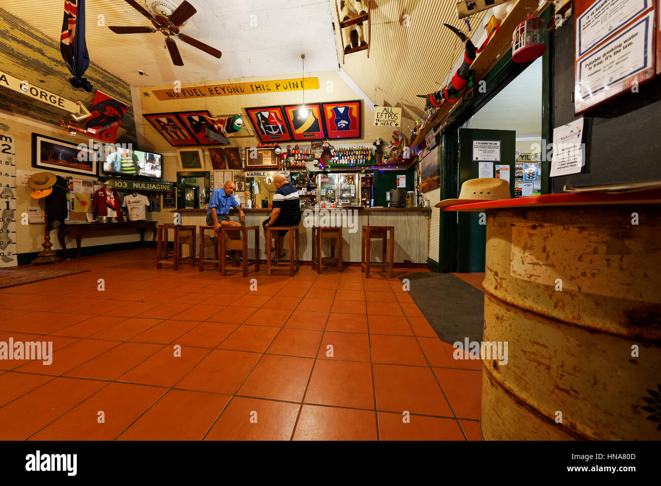 À l'intérieur de l'hôtel de fer vêtu, en Bar, Pilbara, Australie occidentale. Banque D'Images