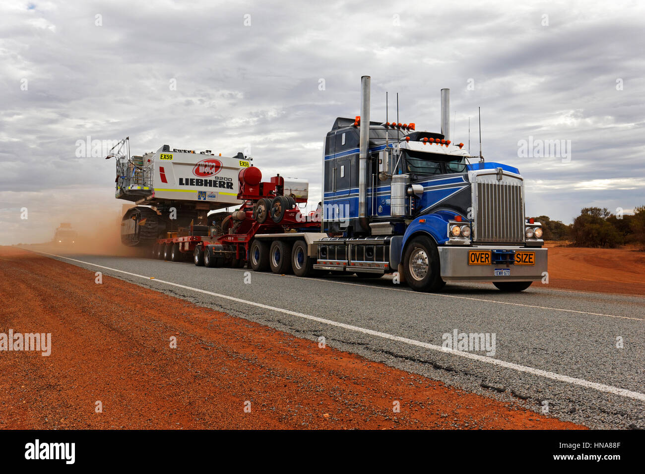 Train routier Le transport par camion de lourdes machines de mine avec ...