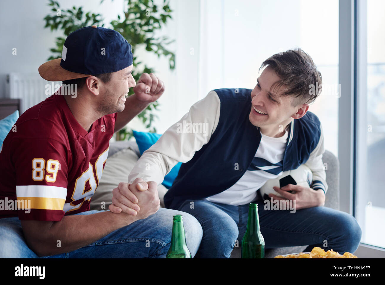 Close up of best friends shaking hands Banque D'Images