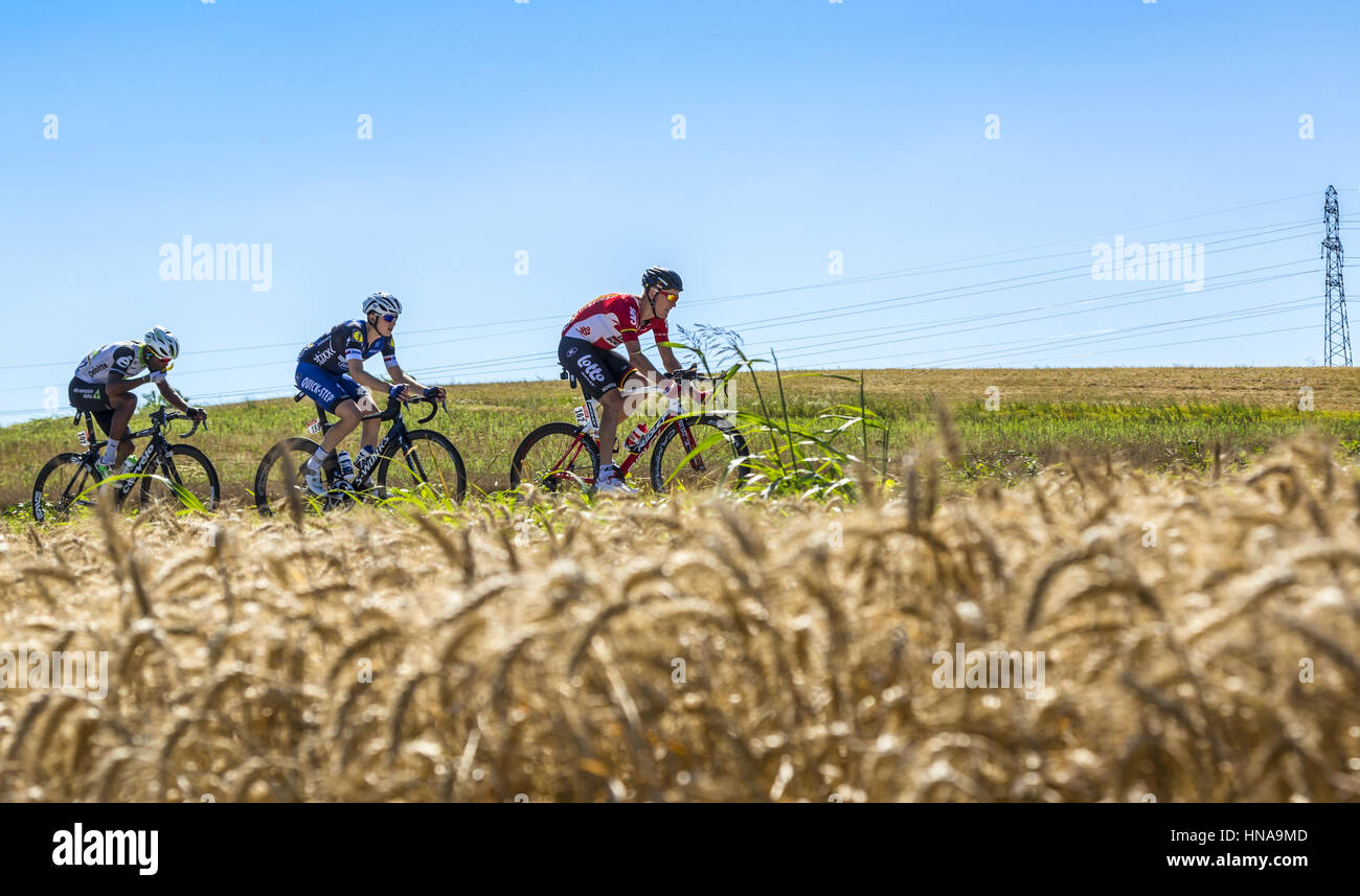 Saint-Quentin-Fallavier, France - 16 juillet 2016 : Trois coureurs (Lars Bak de l'équipe de Lotto-Soudal Etixx-Quick,Petr Vakoc de l'étape et l'équipe Natnael Berhane Banque D'Images