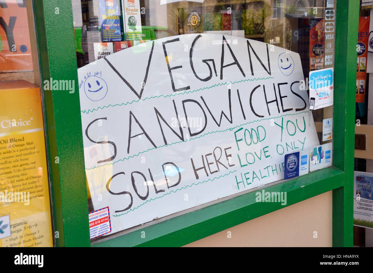 'Vegan sandwichs vendus ici' dans une vitrine Banque D'Images