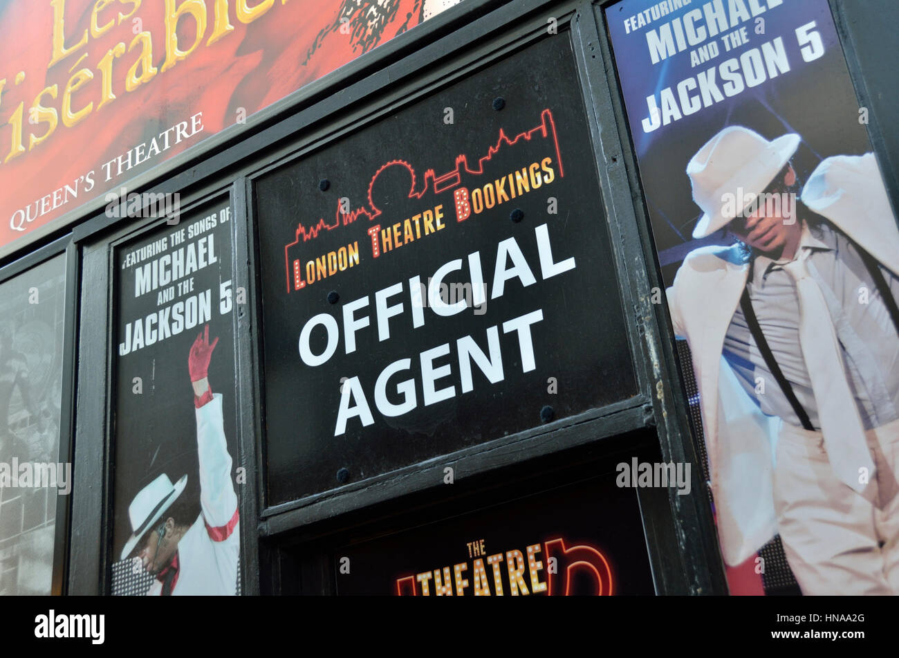 Agent officiel affiche à l'extérieur un billet de théâtre agent, Londres, Royaume-Uni. Banque D'Images
