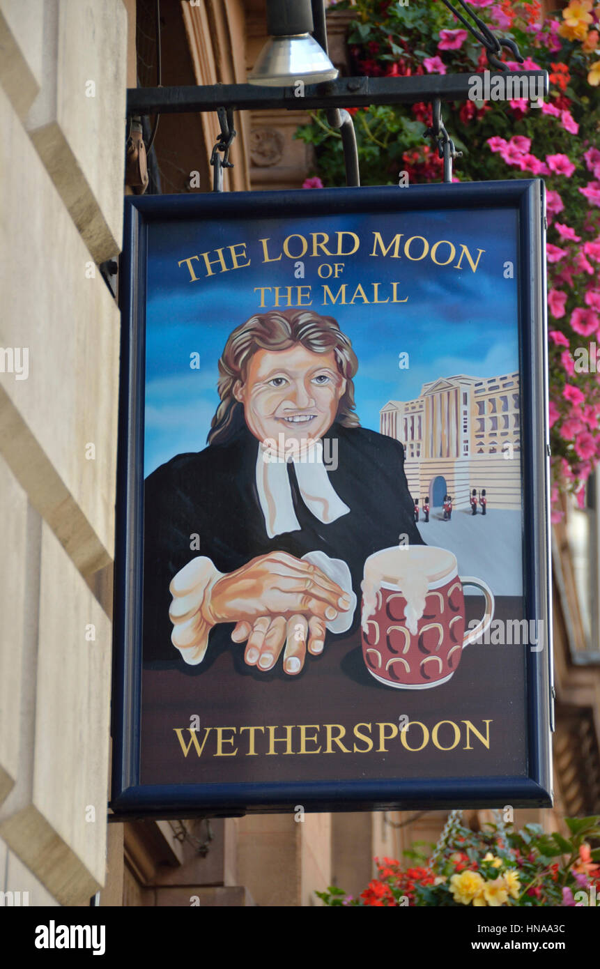 Le Seigneur Lune du Mall Wetherspoon enseigne de pub, Whitehall, Londres, Royaume-Uni. Banque D'Images