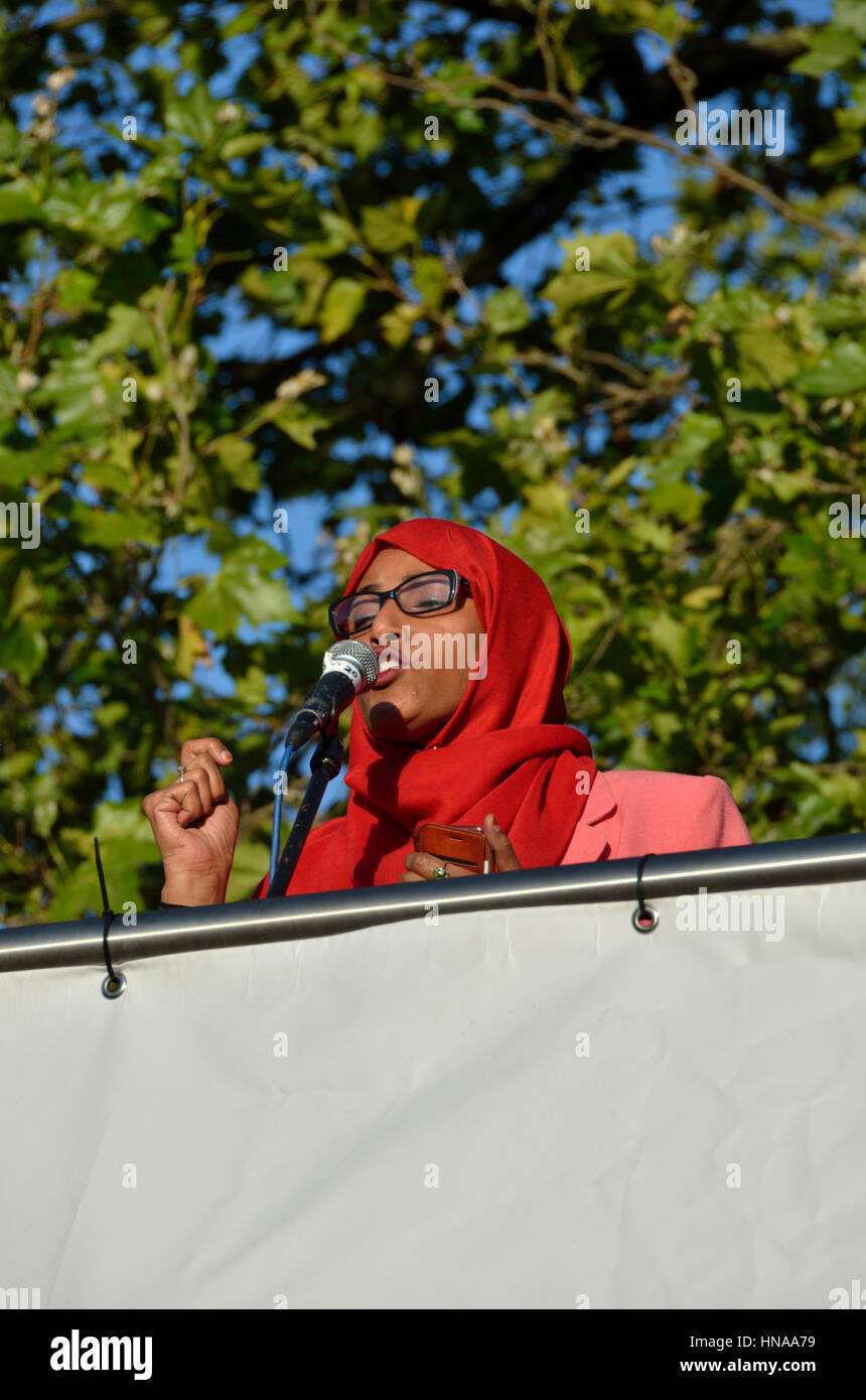 Femme musulmane dans hijab s'exprimant lors d'un rassemblement politique Banque D'Images