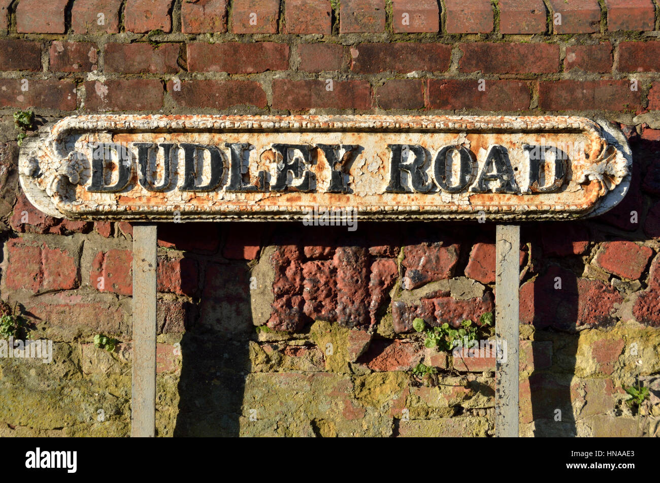 Ancienne plaque de rue délabrées Dudley Road, Finchley N2, Londres, Royaume-Uni. Banque D'Images