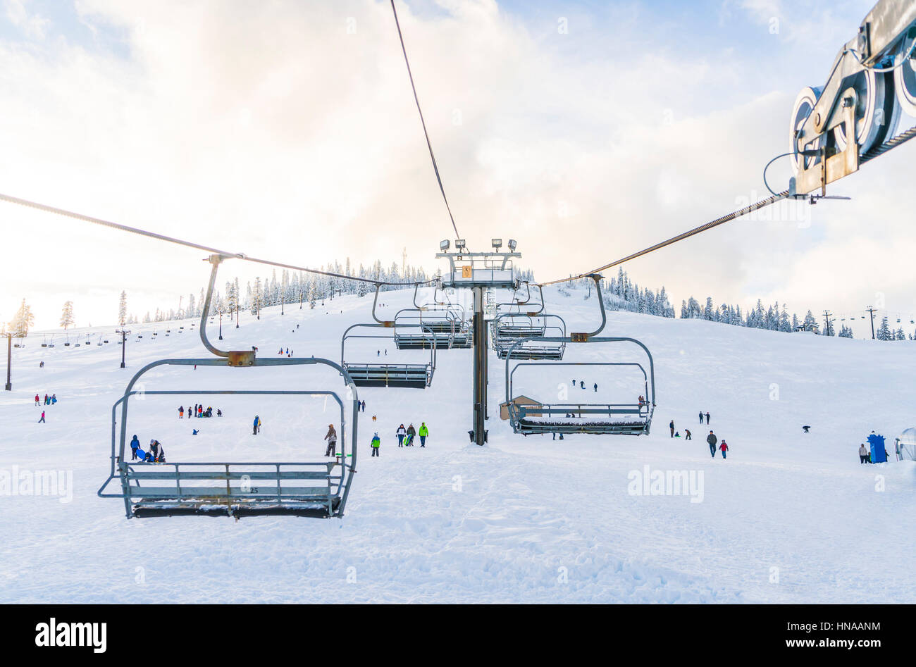 De belles montagnes sur la neige en ski de fond de ciel bleu. Banque D'Images