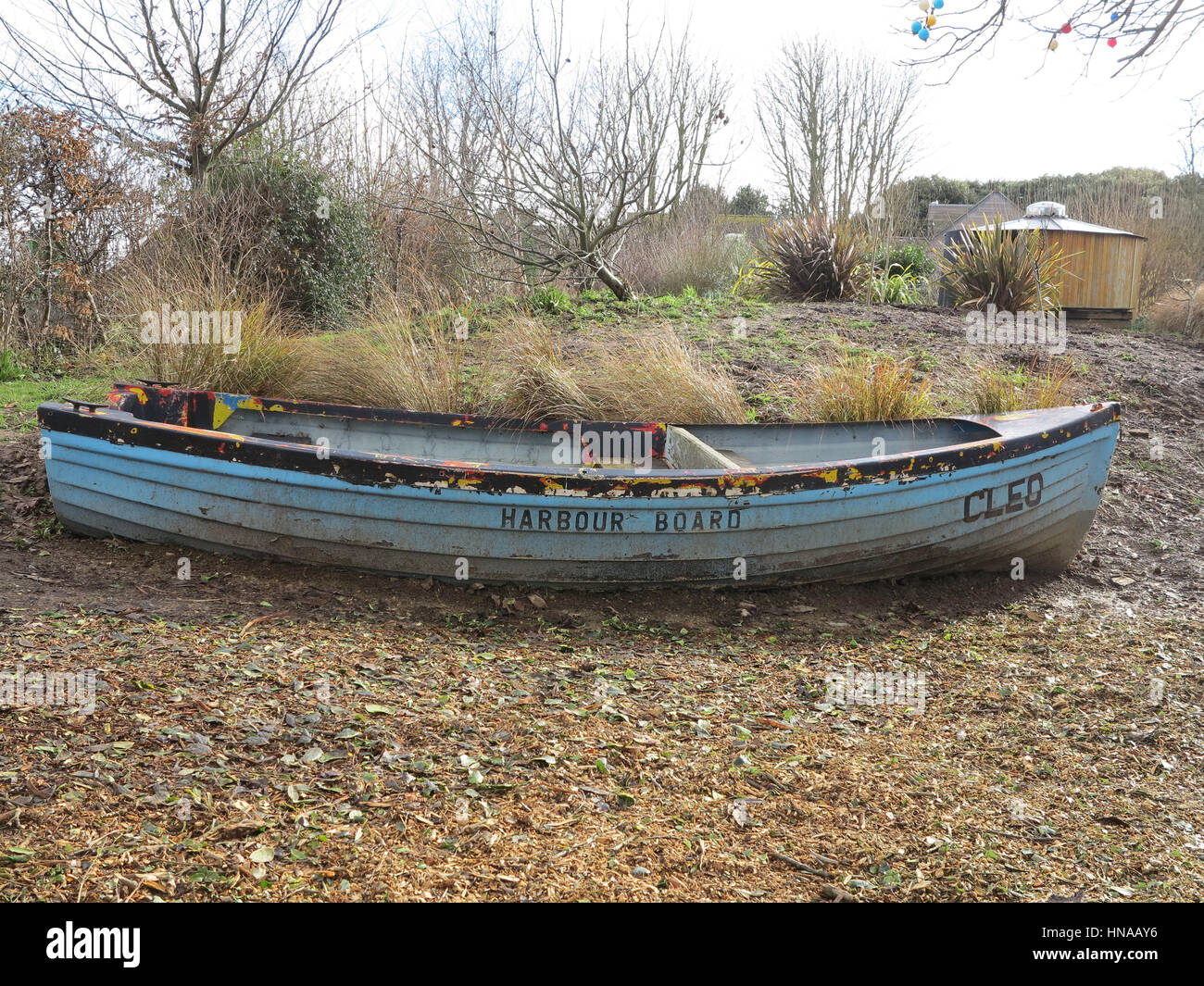 Bateau à rames en bois ancien bleu prêt à être à l'école projet jardin upcycled Banque D'Images