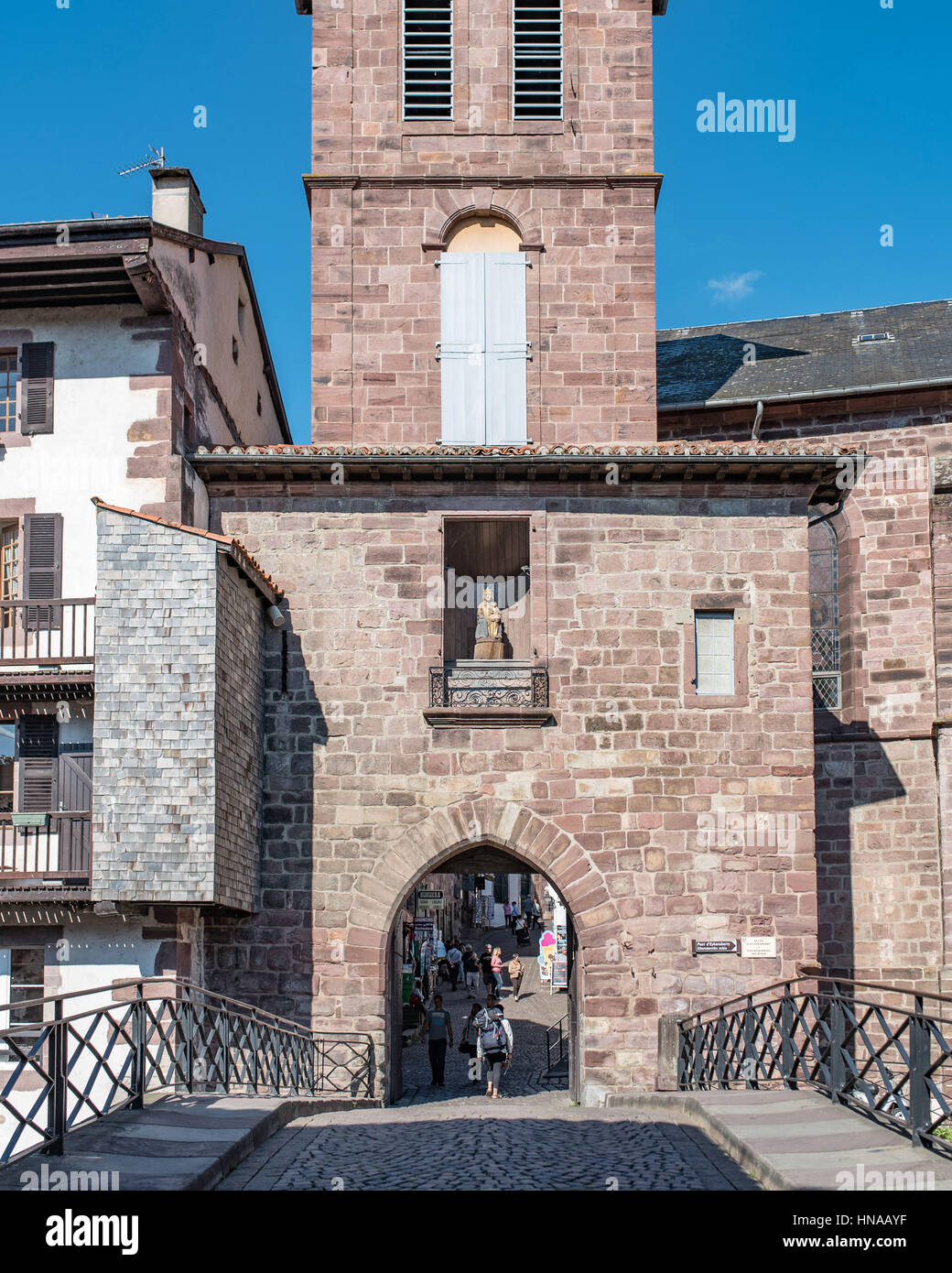 Saint-Jean-Pied-de-Port (sud-ouest de la France) : porte de ville 'porte Notre-Dame' Banque D'Images
