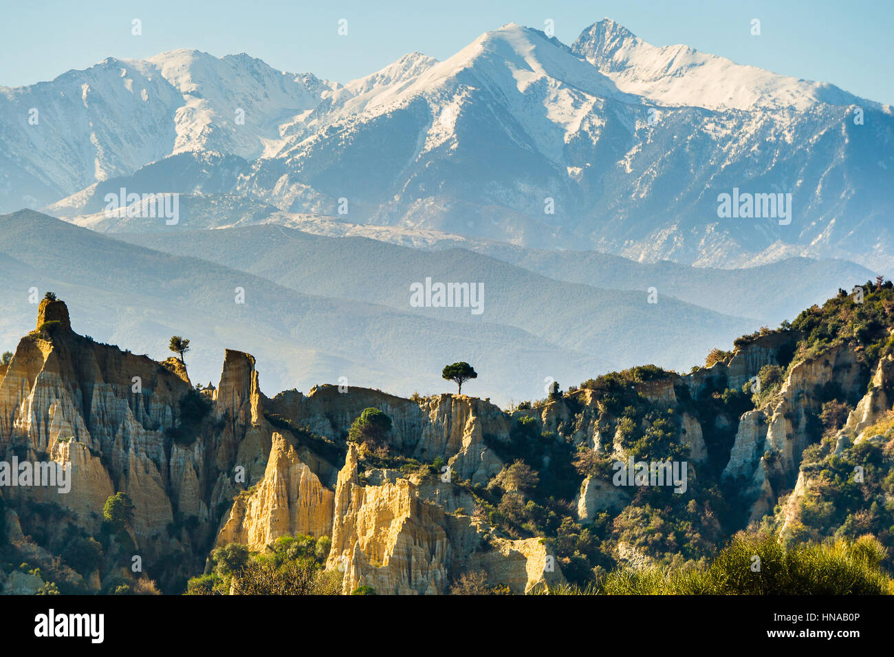 Site géologique appelé 'les Orgues', les cheminées d'Ille-sur-Têt et le Canigou (sud de la France) Banque D'Images
