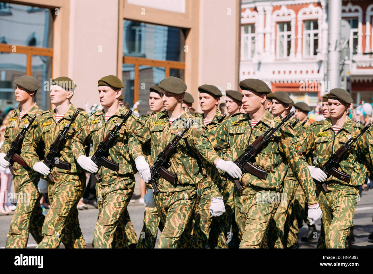 Gomel Belarus Homiel, la célébration du 9 mai, le jour de la victoire. Des hommes armés des Forces armées ou marcher en formation Gala Spetsnaz sur Parade Procession Banque D'Images