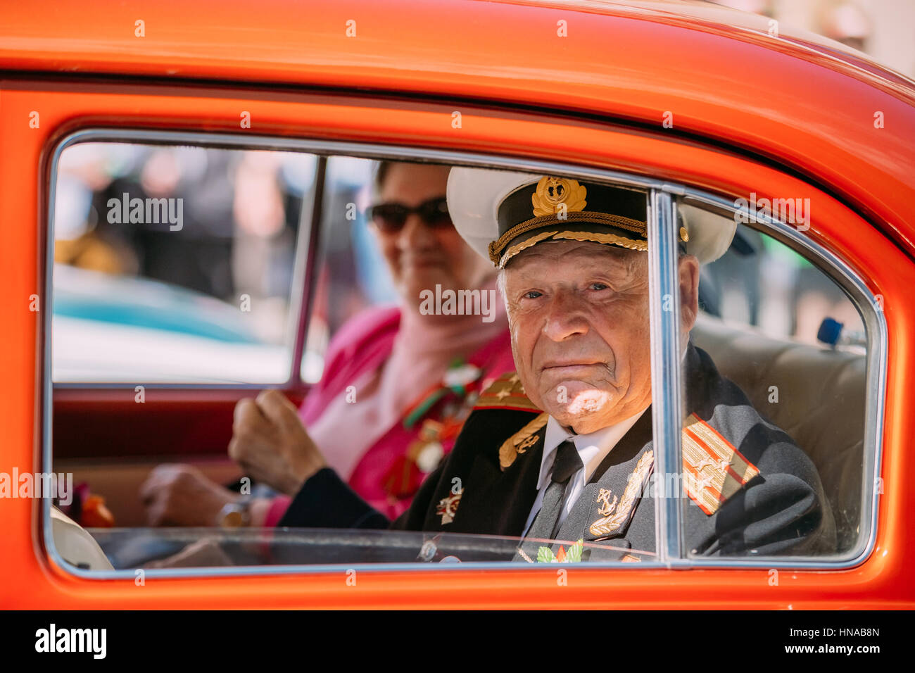 Gomel Belarus Homiel, la célébration du 9 mai, le jour de la victoire. Portrait of Elderly Man, ANCIEN COMBATTANT DE LA SECONDE GUERRE MONDIALE2 Сolonel en uniforme de parade à travers la fenêtre de Re Banque D'Images