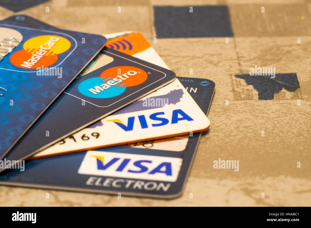 Sarajevo, Bosnie-Herzégovine - Décembre 21, 2016 Gros plan : pile de cartes de crédit, Visa et MasterCard, crédit, débit et électronique Banque D'Images