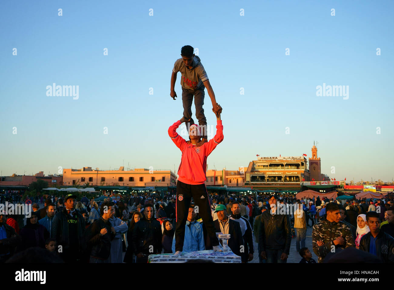 Yopung acrobatica personnes effectuant sur la place Jamaa El Fna, Marrakech, Maroc Banque D'Images