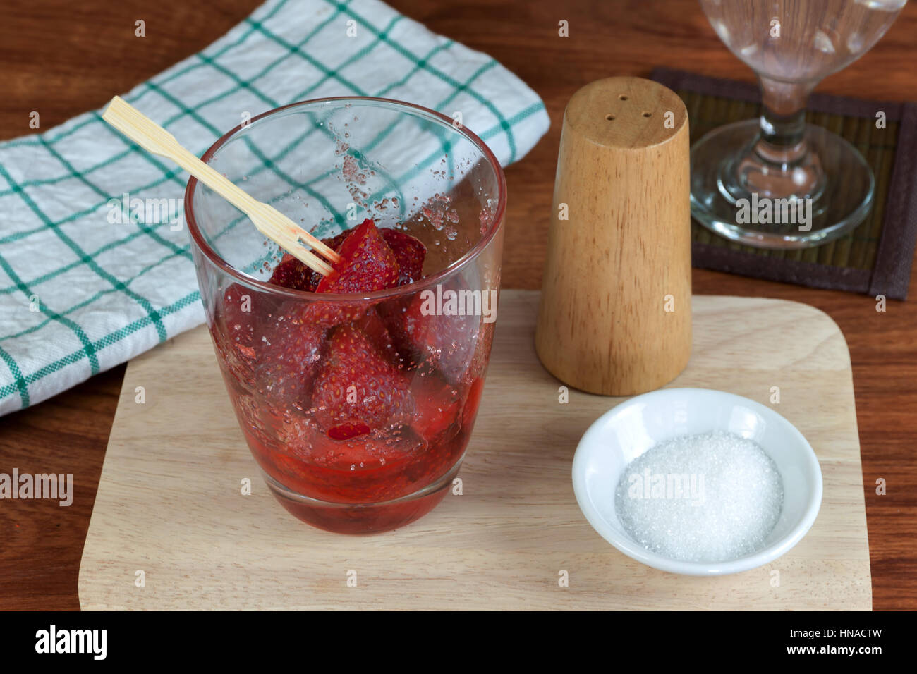 Split frais fraises mélangé avec du sucre et du sel dans la coupe du verre. Snack-fruits nourriture thaïe. Banque D'Images