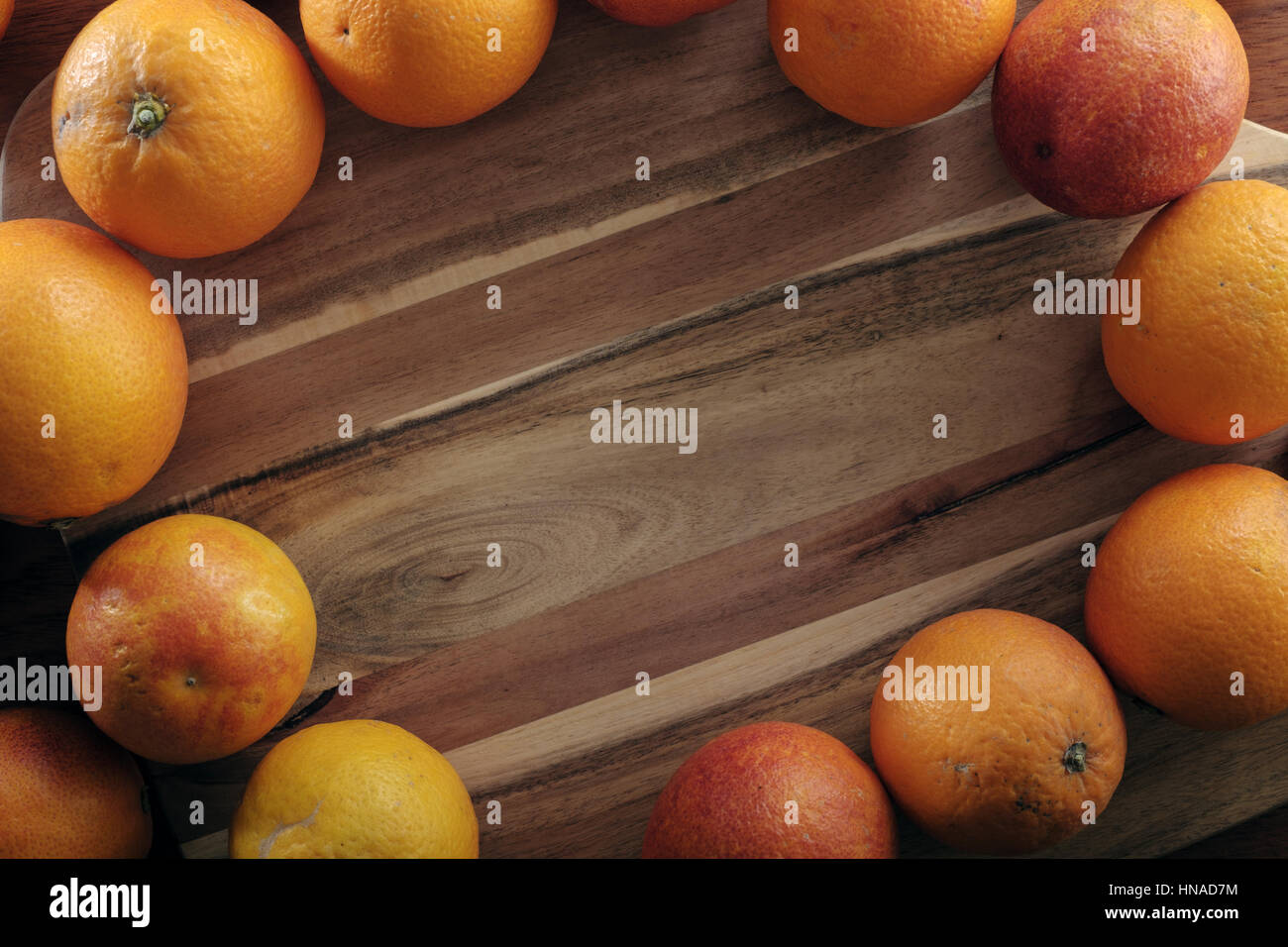 Plusieurs oranges rouges on cutting board Banque D'Images Plusieurs oranges rouges on cutting board Banque D'Images