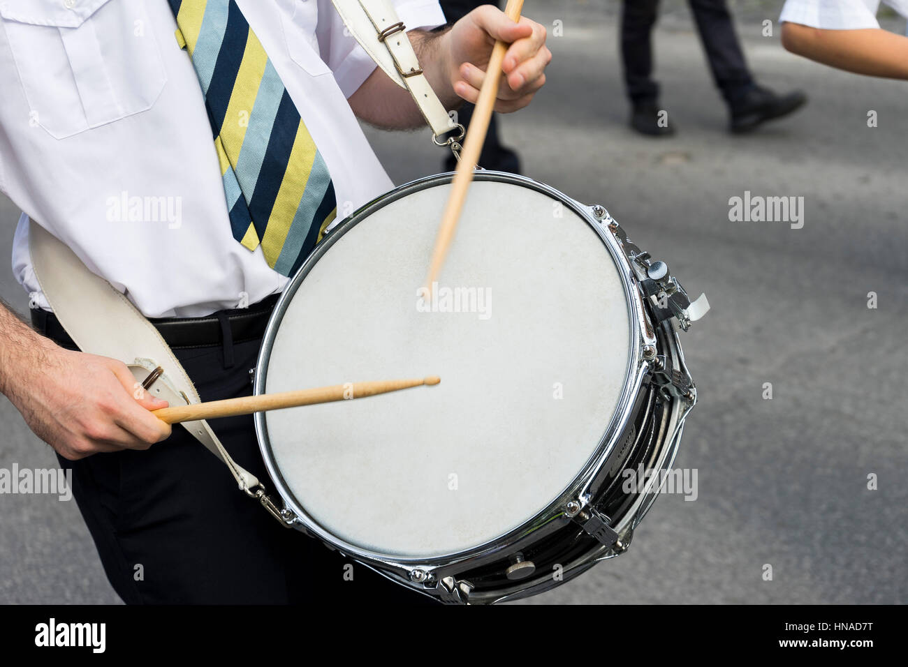Joueur de tambour dans une fanfare en Italie Photo Stock - Alamy
