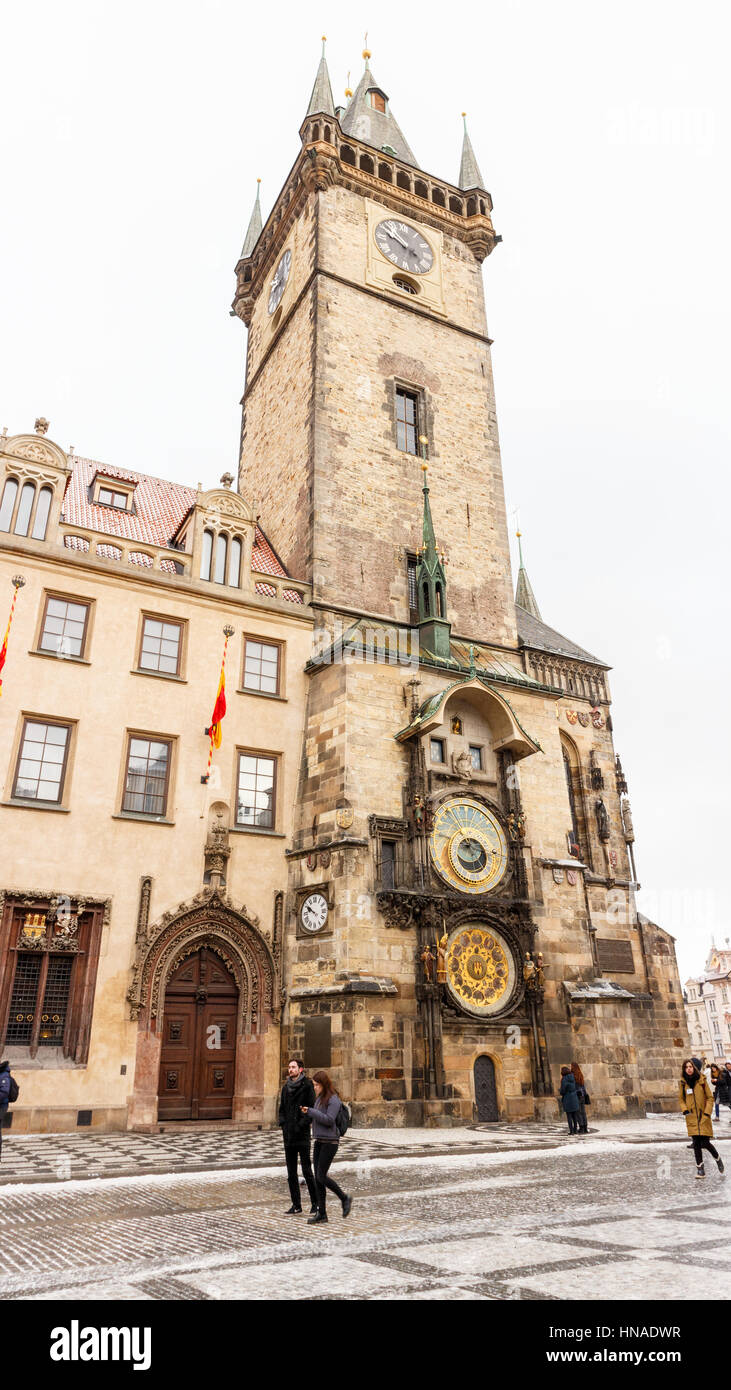 Prague, République tchèque - Le 13 janvier : les touristes en passant devant l'horloge astronomique de Prague. à Prague, République tchèque. le 13 janvier 2017. Banque D'Images