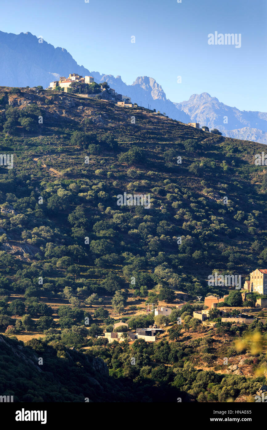 Le village de montagne de Sant'Antonino, La Balagne, Corse, France Banque D'Images