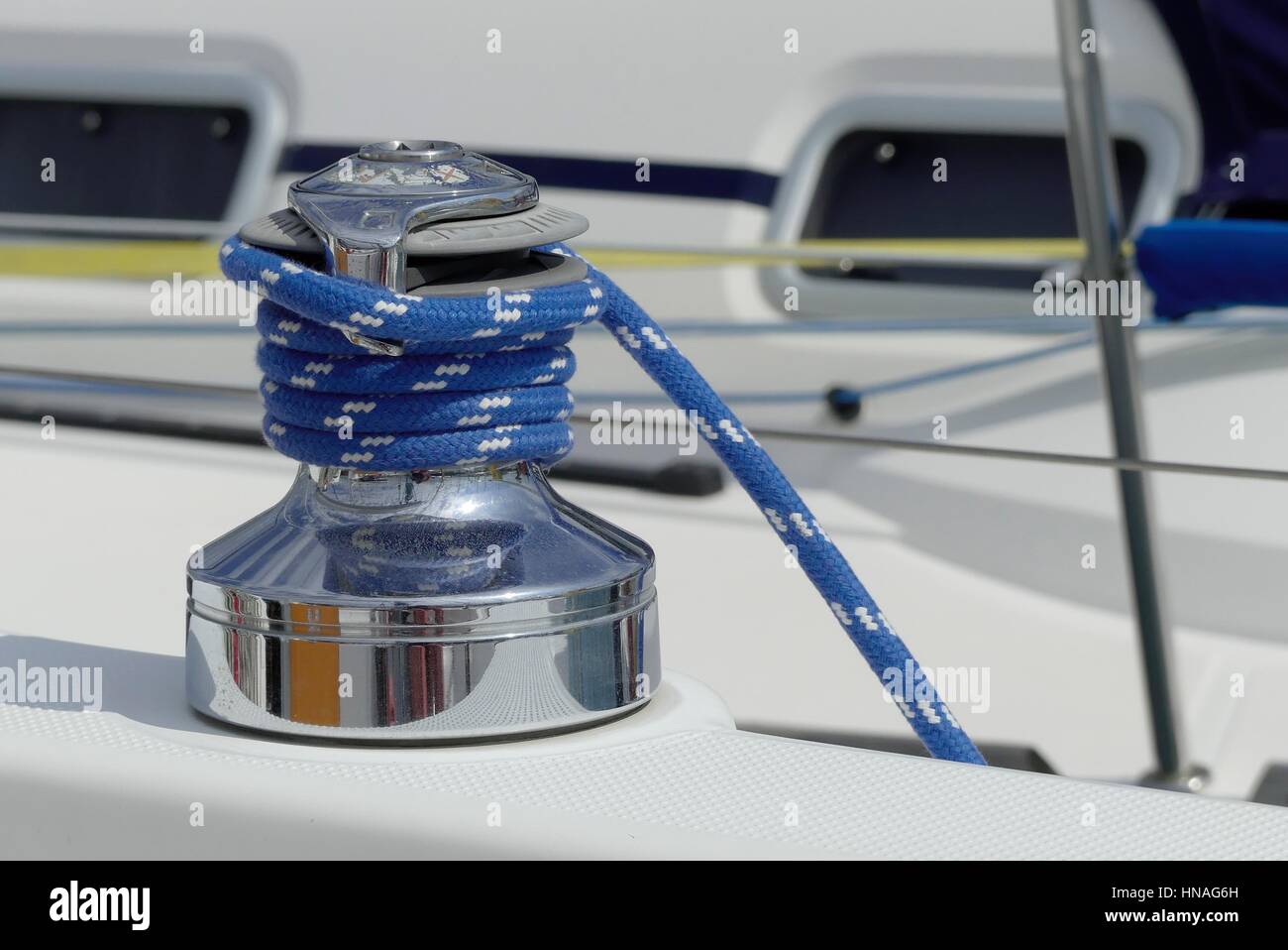 Treuil avec corde bleu sur bateau à voile Banque D'Images