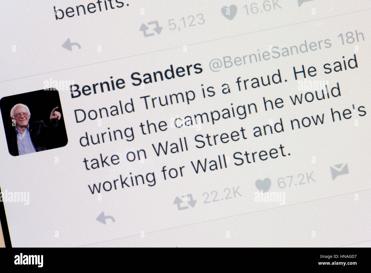 Le sénateur Bernie Sanders compte Twitter sur l'écran du téléphone mobile - USA Banque D'Images