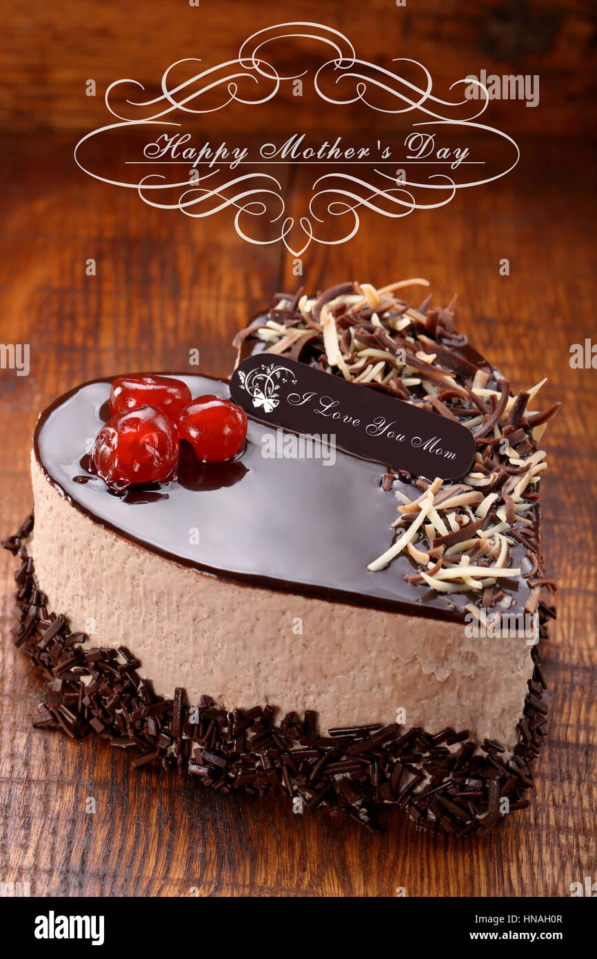 La Fete Des Meres Gateau Au Chocolat En Forme De Coeur Avec L Inscription Je T Aime Maman Photo Stock Alamy