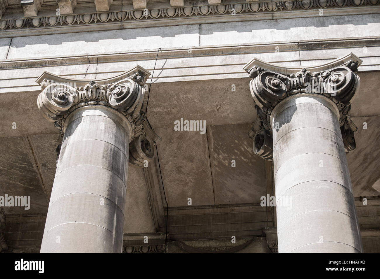 Jusqu'à la décoration d'inspiration grecque à colonnes ioniques. Banque D'Images