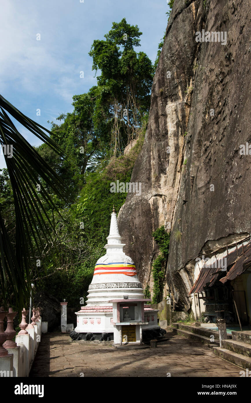 Stupa, Mulkirigala Raja Maha Vihara, rock temple, Mulkirigala, Sri Lanka Banque D'Images