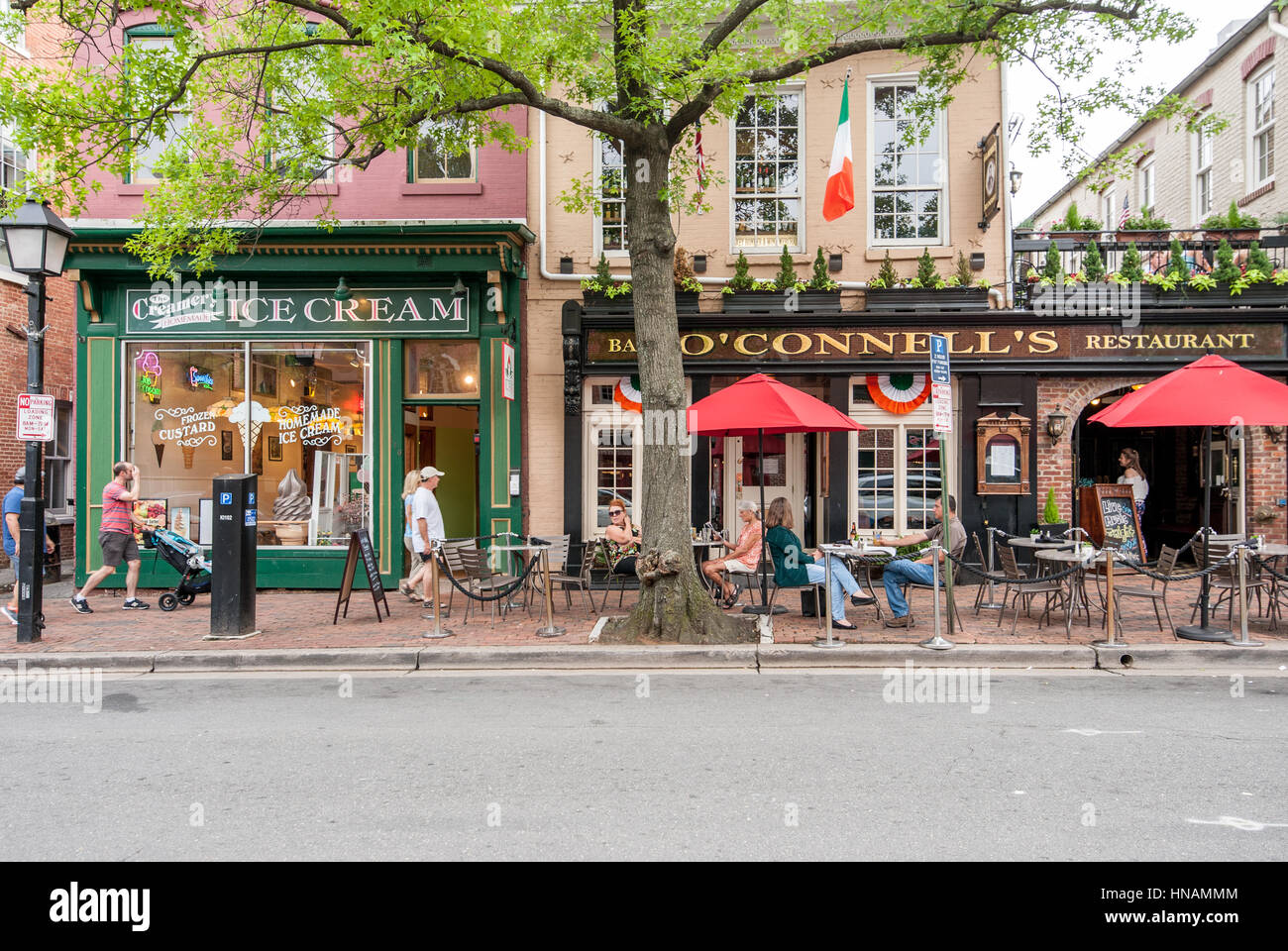 Les gens marcher dans la vieille ville d'Alexandria, Virginie Banque D'Images