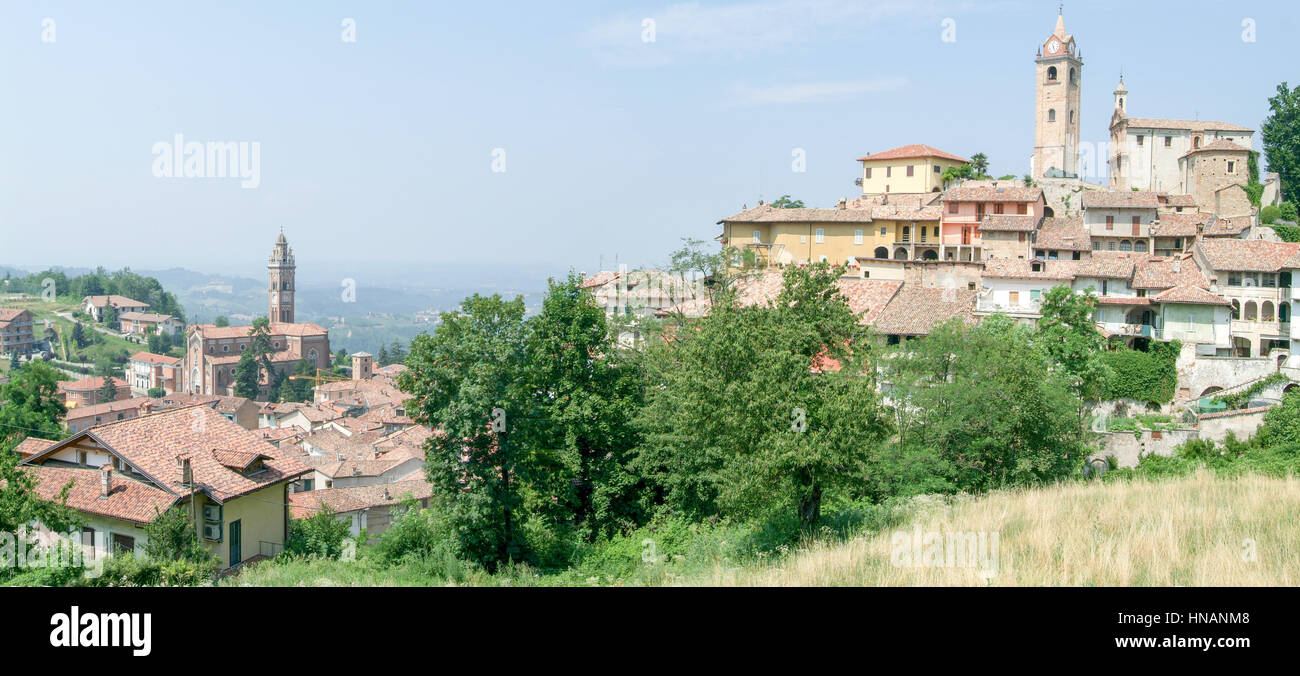 Le Village de Monforte d'Alba dans le Piémont, Italie Banque D'Images