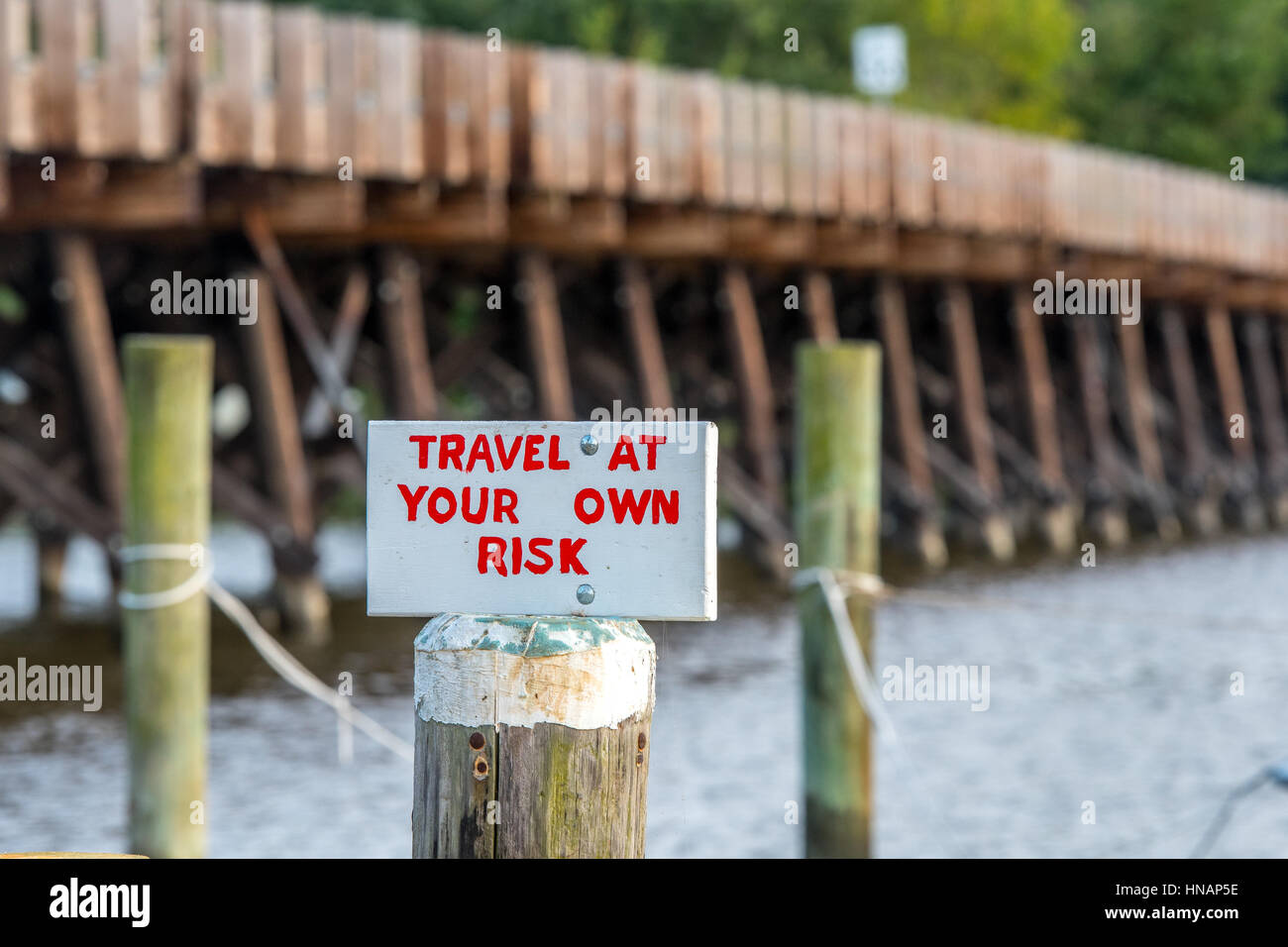 Un panneau situé juste avant le pont du suicide dans le Maryland, secrétaire. Banque D'Images