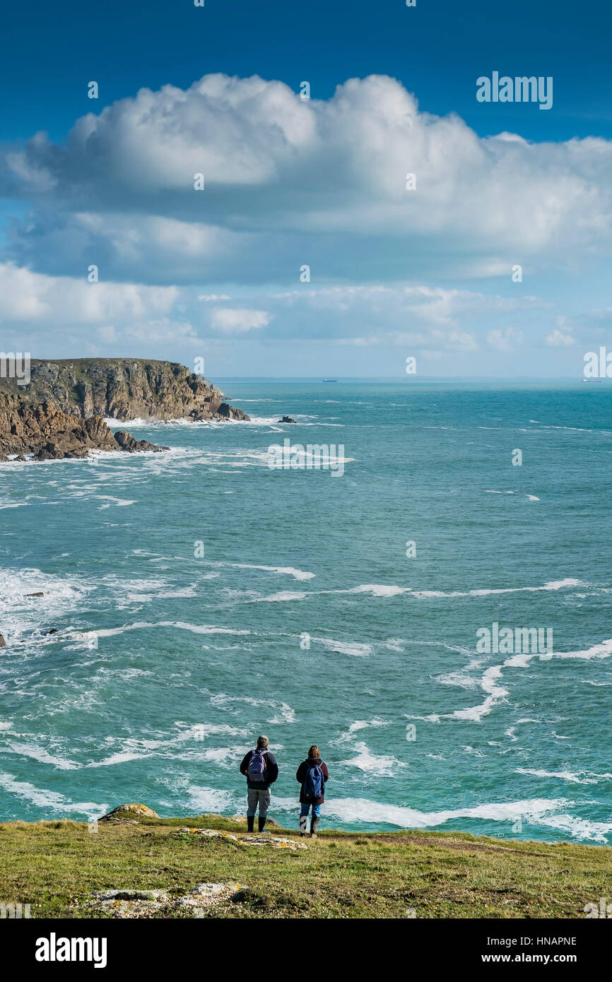 Deux marcheurs se tenir sur la côte de Gwennap Head à Cornwall. Banque D'Images