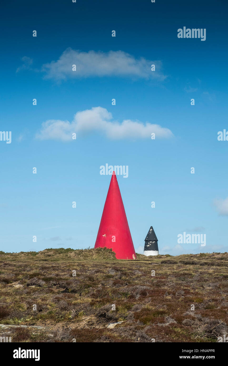 Le Runnelstone les marqueurs de navigation sur Gwennap Head à Cornwall, Angleterre, Royaume-Uni. Banque D'Images