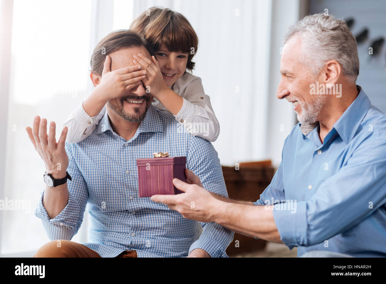 Cheerful man présentant un cadeau Banque D'Images