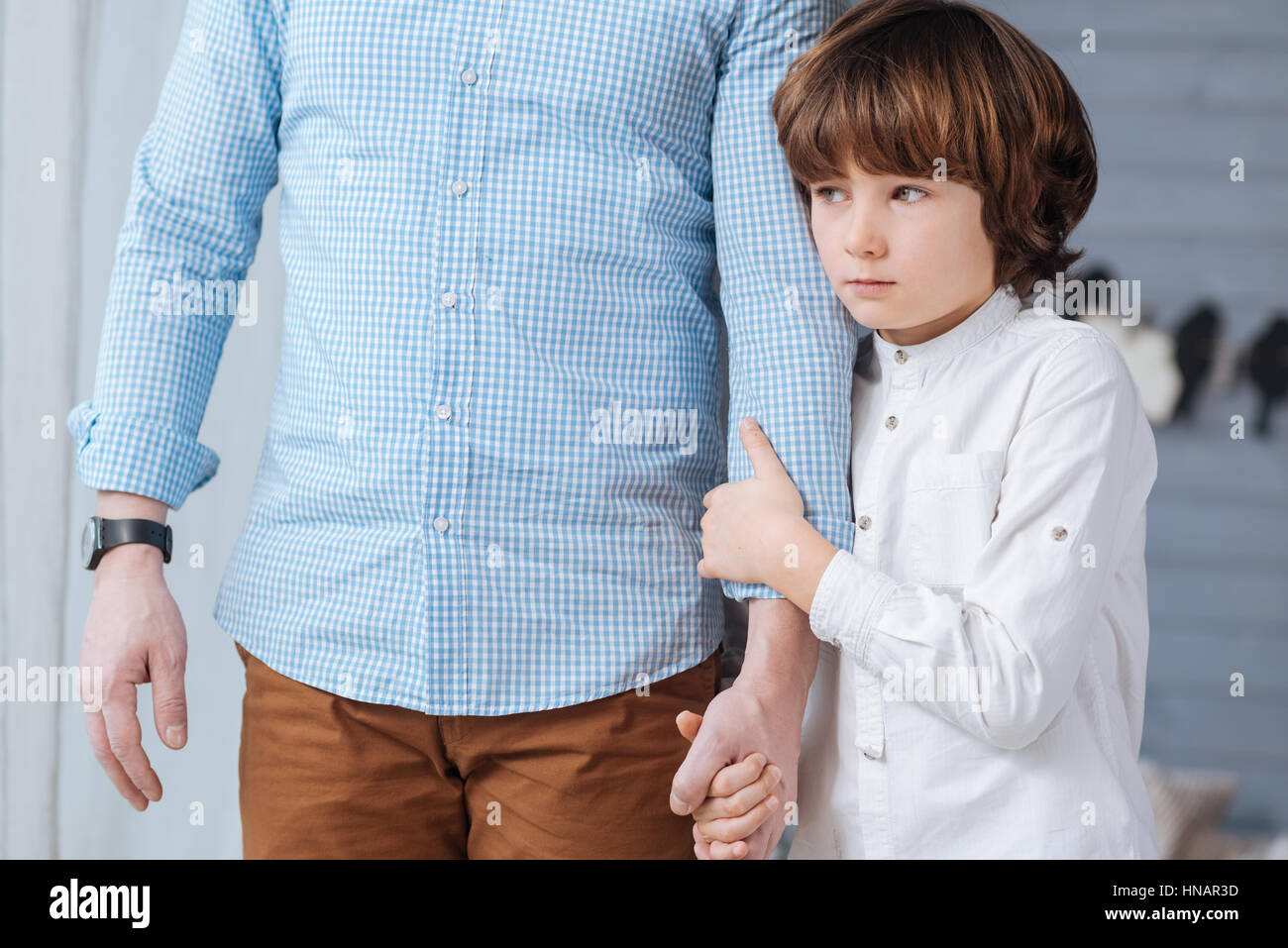 Cute Young boy holding ses pères part Banque D'Images