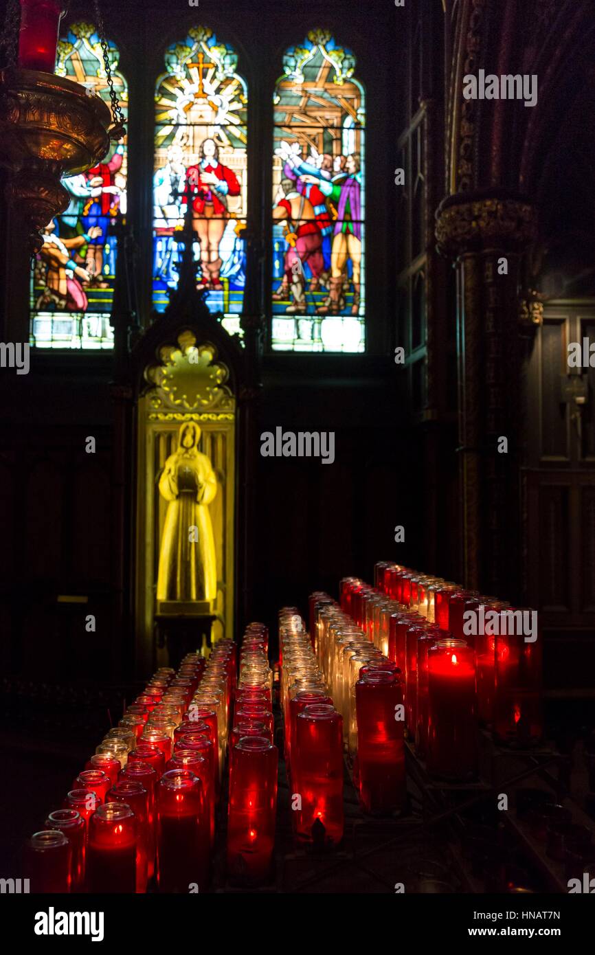 Bougies dans Basilique Notre Dame, Vieille Ville, Montréal, Québec. Banque D'Images