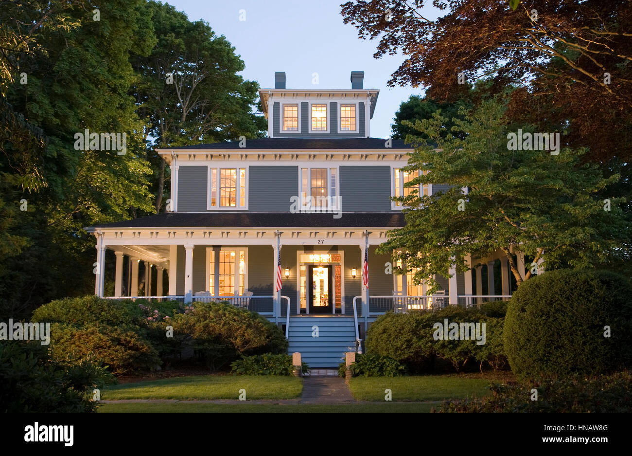 Crépuscule extérieur de Cape Cod Inn, les capitaines Manor Inn, Falmouth, MA. Banque D'Images