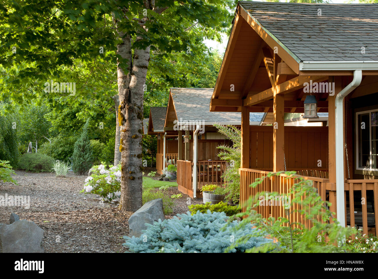 Rangée de porches avant à l'État de Washington de luxe cabines, Carson Ridge Cabins, Carson, WA. Banque D'Images