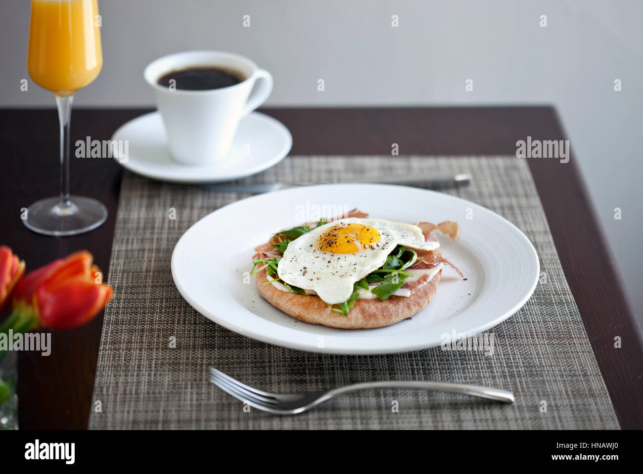 Ouvrir face œuf frit sandwich sur assiette blanche, Kennebunkport, moi. Banque D'Images