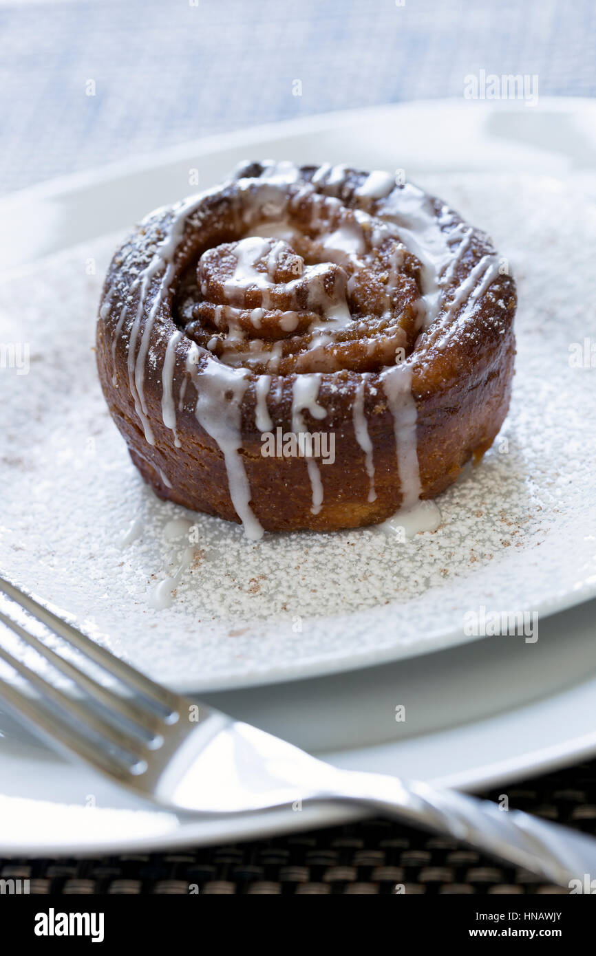 À la cannelle avec glaçage sur une plaque blanche, lisez à propos de Pheasant Field BNB, Carlisle, PA. Banque D'Images