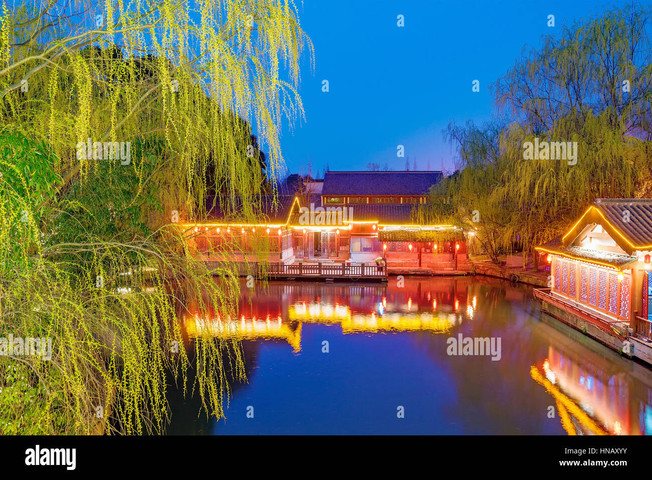 Bâtiments chinois avec arbres et rivière la nuit à Nanjing Banque D'Images