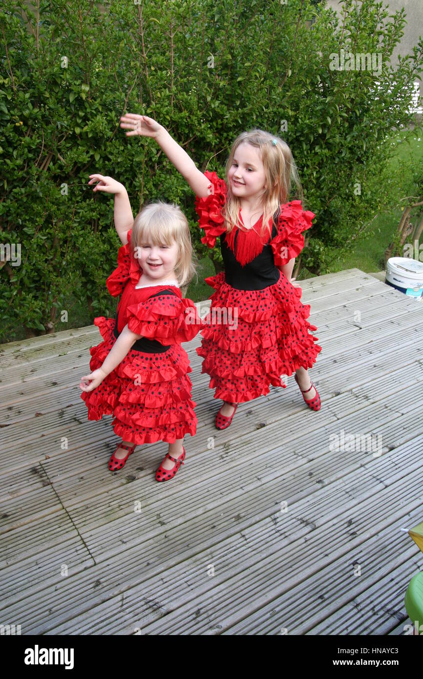 Les petites filles les enfants, les enfants vêtus de rouge et noir à pois  robe flamenco espagnol fun plaving jouant dans le jardin Photo Stock - Alamy