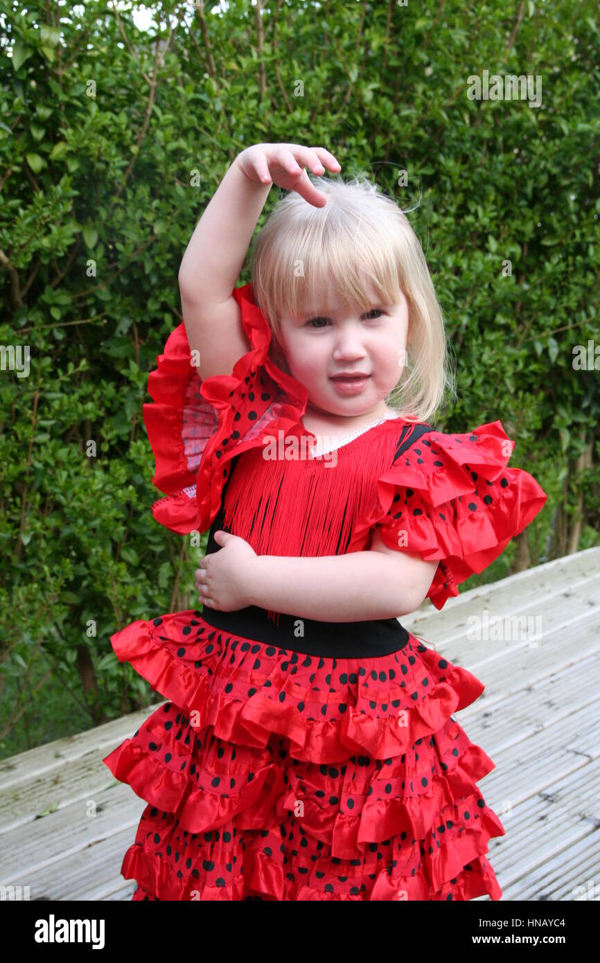 Robe de flamenco enfant Banque de photographies et d'images à haute  résolution - Alamy