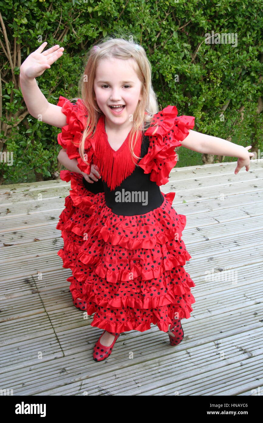 Les petites filles les enfants, les enfants vêtus de rouge et noir à pois robe  flamenco espagnol fun plaving jouant dans le jardin Photo Stock - Alamy