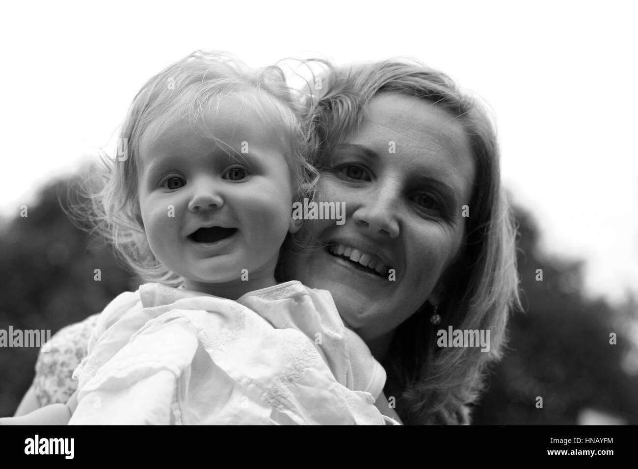 Maman Et Moi Libre De Maman Et Bebe Fille Enfant Avec Les Cheveux Boucles Blonds Concept Jour De Meres Noir Blanc Photo De Famille Joie Bonheur Amour Heureux Photo Stock Alamy