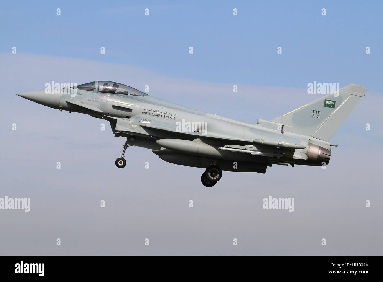 Arabie Royal Air Force Eurofighter EF-2000 atterrissage à RAF Coningsby au cours de l'exercice commun de RAF/RSAF Drapeau vert en septembre 2013. Banque D'Images