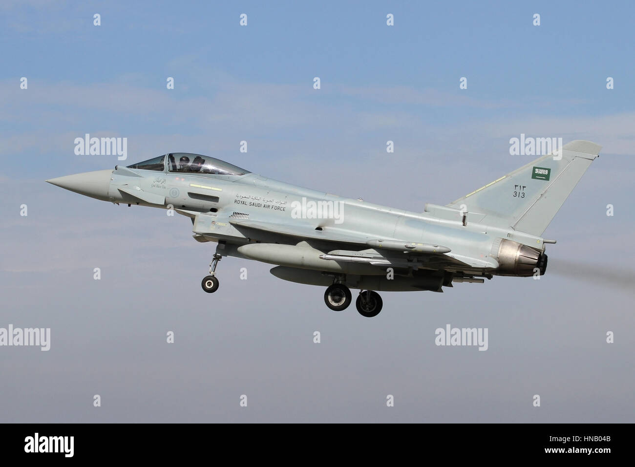 Arabie Royal Air Force Eurofighter EF-2000 atterrissage à RAF Coningsby au cours de l'exercice commun de RAF/RSAF Drapeau vert en septembre 2013. Banque D'Images