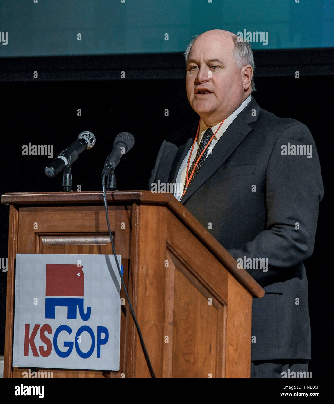 Trésorier de l'Etat du Kansas, Ron Estes aborde les délégués de comté à l'occasion de l'investiture du GOP local élection pour pourvoir le siège laissé vacant par le congrès de Mike Pompeo. Banque D'Images