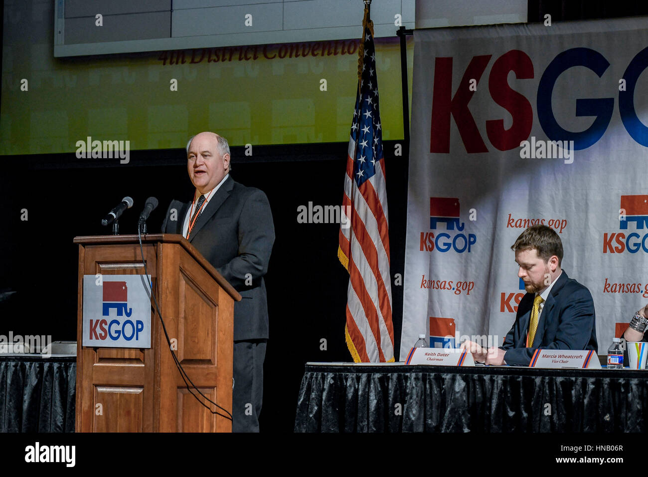 Trésorier de l'Etat du Kansas, Ron Estes aborde les délégués de comté à l'occasion de l'investiture du GOP local élection pour pourvoir le siège laissé vacant par le congrès de Mike Pompeo. Banque D'Images