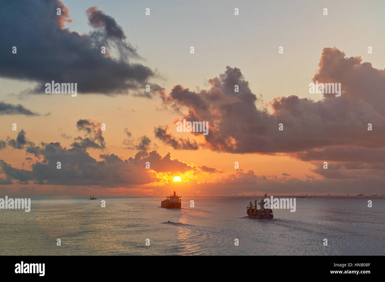 Les navires en mer pour aller de l'huile dans le lever du soleil la lumière Banque D'Images